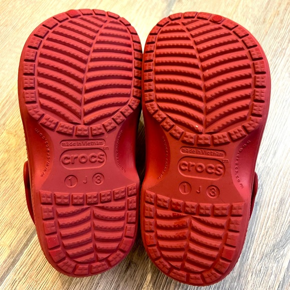 Crocs Kids 1 J3 sized lined clogs with charms - Picture 4 of 4